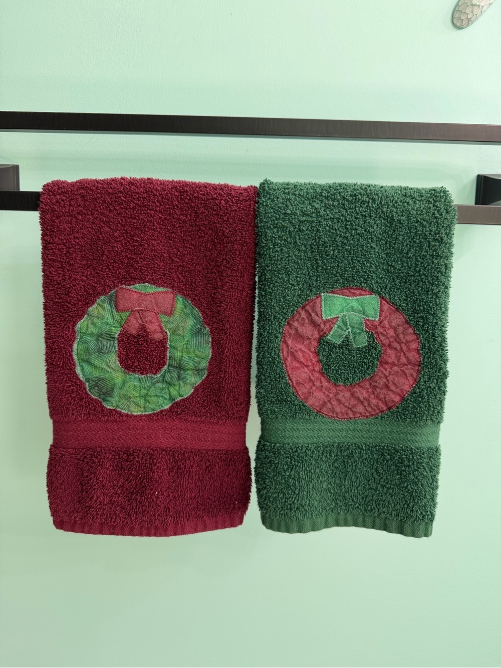 Christmas Holiday Wreath Embroidered Plush Bath Hand Towels - Red & Green